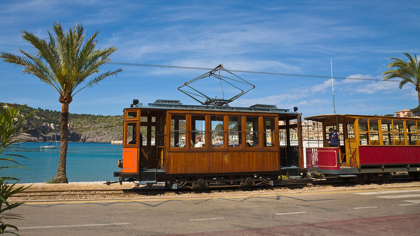 Spanien: Kostenlos auf den Kanaren und Balearen Ein nationales Ticket für den öffentlichen Nahverkehr gibt es in Spanien nicht. Besonders interessant wird es aber auf den spanischen Ferieninseln. Auf den Kanaren und Balearen wurde der ÖPNV 2023 komplett kostenlos. Die Folge: Fahrgastzahlen kletterten in die Höhe, Mallorcas Verkehrsbetriebe meldeten über 50 Prozent mehr Bahn- und Busnutzer. Auch 2024 blieb der Transport für Einheimische kostenlos, Touristen müssen allerdings zahlenVorteil: kostenloser/günstiger ÖPNV auf den Balearen und Kanaren.Nachteil: kein nationales System, nur regionale Tickets