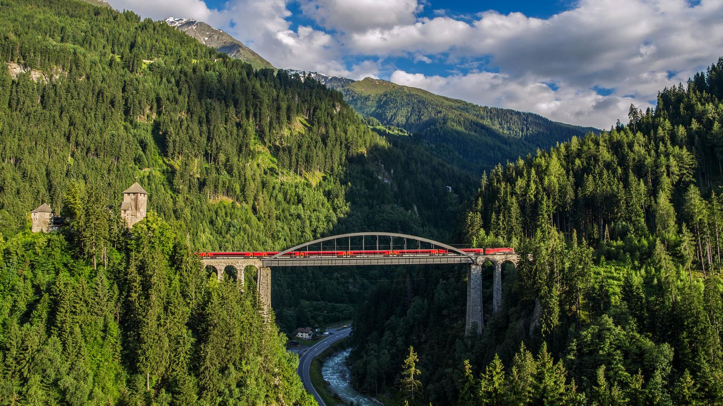 OEBB-Zug fährt über eine Brücke in Tirol