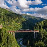 OEBB-Zug fährt über eine Brücke in Tirol