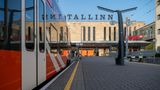 Zug steht auf dem Bahnhof in Tallinn.