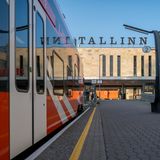 Zug steht auf dem Bahnhof in Tallinn.