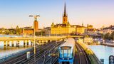 Schweden bietet verschiedene regionale Abos an. In Stockholm kostet eine Monatskarte rund 1020 schwedische Kronen (etwa 90 Euro). Die gilt allerdings nur für den Großraum Stockholm, ein nationales Ticket gibt es nicht. In anderen Regionen Schwedens variieren die Preise erheblich, je nachdem, wie gut das Nahverkehrsnetz ausgebaut ist. Vor allem in Regionen, in denen die Nutzung von Autos traditionell hoch ist, gibt es verschiedene staatliche Initiativen, um den öffentlichen Verkehr zu subventionierenVorteil: hohe staatliche SubventionenNachteil: kein nationales System, nur regionale Tickets