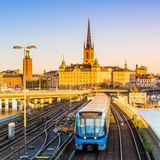 Schweden bietet verschiedene regionale Abos an. In Stockholm kostet eine Monatskarte rund 1020 schwedische Kronen (etwa 90 Euro). Die gilt allerdings nur für den Großraum Stockholm, ein nationales Ticket gibt es nicht. In anderen Regionen Schwedens variieren die Preise erheblich, je nachdem, wie gut das Nahverkehrsnetz ausgebaut ist. Vor allem in Regionen, in denen die Nutzung von Autos traditionell hoch ist, gibt es verschiedene staatliche Initiativen, um den öffentlichen Verkehr zu subventionierenVorteil: hohe staatliche SubventionenNachteil: kein nationales System, nur regionale Tickets