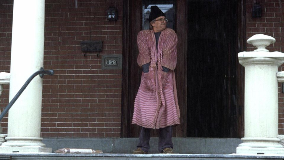 Michael Douglas in "Wonder Boys" Michael Douglas im rosa Bademantel mit Mütze auf einer Hausveranda