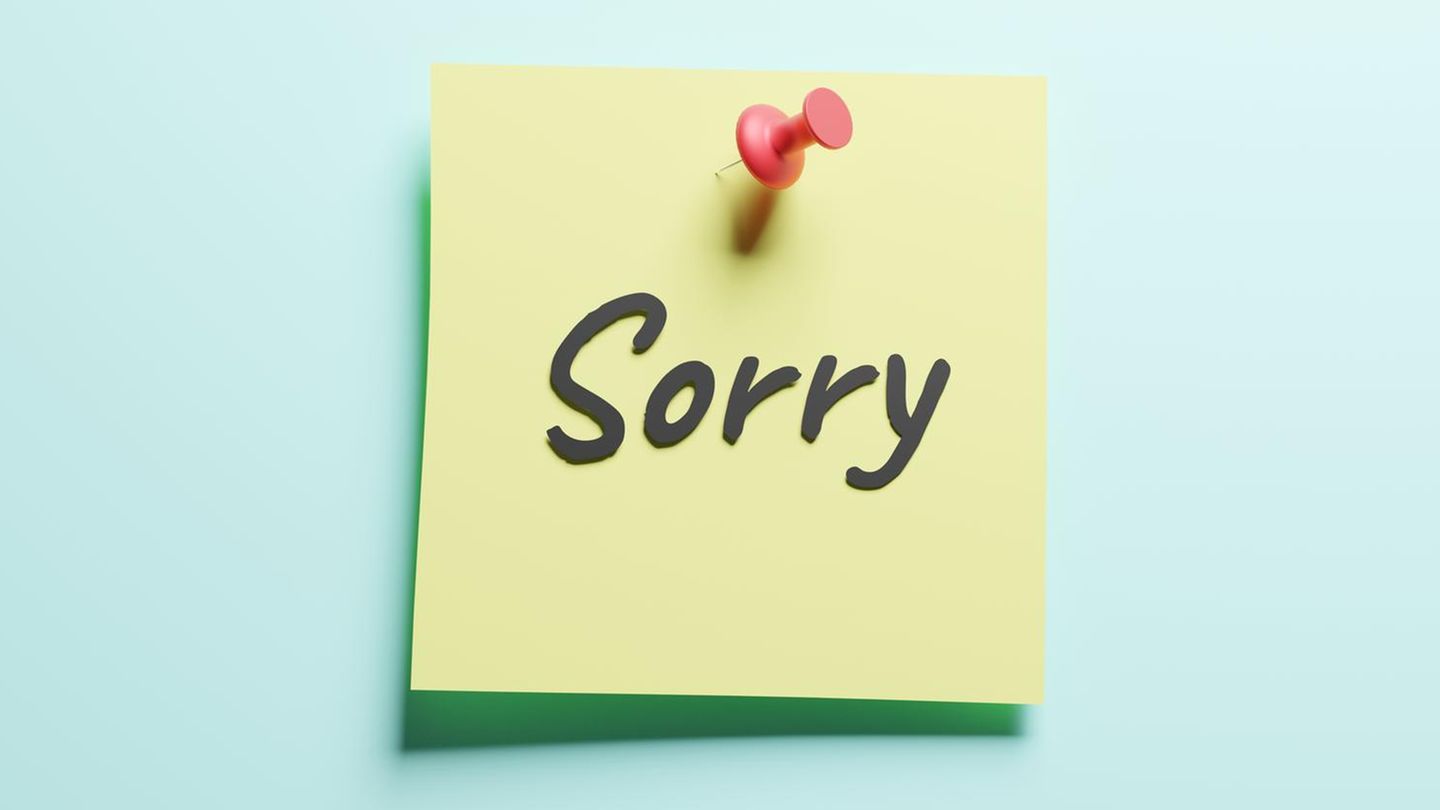 Cucurella: Gelber Post-it-Zettel mit Aufschrift "Sorry!"