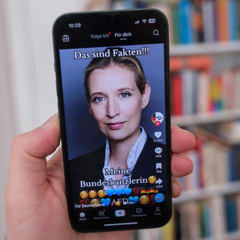 Ein AfD-Video auf einem Handy