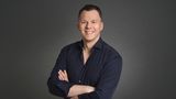 Jasenko Joldic  Mit Hauptschulabschluss über Werbefilmer zum Mediziner  Das war ein langer Weg. Nach der Schule machte ich ein Praktikum in einer Werbeagentur. Es fiel genau in jene Zeit, in der die Kosten von Filmen durch die Digitalisierung ins bodenlose fiel. Kameras kosteten nur noch einen Bruchteil und schneiden konnte man auf handelsüblichen Computern. Ich drehte dann für die Werbeagenturen sogenannte Pitchfilme, also kleine Clips mit denen sich die Agentur für Kundenaufträge bewarb. Ich wurde immer besser, machte mich schließlich ohne formale Ausbildung selbständig. Das Geschäft lief auch recht solide. Doch als kleiner Einmannbetreib, musst du eben auch sehr profane Dinge bewerben. Nach vier Jahren war es mir einfach zu substanzlos. Werbung ist nicht besonders sinnstiftend. Da war ich 25.   Lange habe ich überlegt, was ich machen will. Was mich erfüllen würde. Einer meiner Mentoren war Arzt. Der hatte mir den Impuls gegeben. Ich wollte Arzt werden. Es war anfangs eine sachliche Entscheidung. Medizin ist krisensicher, sie ist herausfordernd, sie ist sozial und gesellschaftlich anerkannt. Es gab nur einen Haken: Ich hatte nur Hauptschulabschluss und dann noch nicht mal ein guten.  Ich holte meinen Realschulabschluss nach und schrieb mich ins Abendgymnasium ein. Das war echt hart. Nach zwei Jahren bestand ich mein Abitur mit 1.0. Mit der Note ging es dann sofort ins Medizinstudium in Hamburg am Universitätsklinikum Eppendorf. Die größte Herausforderung beim Studium war das Lernen. Am Anfang musste ich Klausuren wiederholen. Ich musste lernen, wie ich effektiv und konzentriert lerne. Zu Beginn des Studiums stellte sich das sinnstiftende Gefühl noch nicht ein. Das kam erst später bei der praktischen Arbeit in der Notaufnahme. Die Notfallmedizin ist meine Berufung. Ich hatte nie das Gefühl ungern zur Arbeit zu gehen, selbst wenn es stressig zugeht  Ich kann jeden empfehlen, sich bei der Entscheidungsfindung die Sichtweisen vieler Menschen einzuholen. Schon das darüber sprechen hilft, die eigene Position zu festigen. Ohne die Unterstützung der mir sehr nahestehenden Menschen, wäre ich nicht da, wo ich heute bin.
