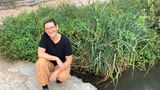 Milena Blahuschek  Eigentlich wollte ich nach der Schule zum Theater. Meine Eltern bestanden jedoch auf eine anerkannte ordentliche Berufsausbildung. Am Theater gab es das nicht, also wurde ich erstmal Rechtsanwalts-Fachangestellte in der Kanzlei einer Strafverteidigerin. Das war eine super Lebensschule. In meinem sonst behüteten Leben wäre ich niemals solchen Menschen und Situationen begegnet. Heute schreckt mich nur noch wenig, selbst Behördenbriefe nicht. Nach der Ausbildung ging ich ans Bamberger Stadttheater, war dort vier Jahre Regieassistentin und schließlich Inspizientin. Das ist die Schnittstelle zwischen Kunst und Technik, im Grunde das zentrale Schaltwerk zwischen allen Gewerken des Theaters. Ich fand das großartig. Immer mittendrin, stets dafür sorgend, dass alles läuft. Nicht nur technisch, auch menschlich. 16 Jahre lang habe ich das gemacht. Aber eines war mir immer klar: Mein Leben lang wollte ich das nicht tun. Mit den Jahren suchte ich nach Veränderung. Es gab keinen Aufstieg oder den Wechsel in ein anderes Fach. Ich brauchte neuen kognitiven Input.   Warum nicht Psychologie studieren, dachte ich mir. Für mich lag das nicht so weit weg vom Theater. So eine Produktion ist sehr emotional, nicht nur auf, sondern auch neben der Bühne bei allen Mitarbeitenden. Als empathischer Mensch war ich oft hinter der Bühne Kummerkasten und musste zugleich lösungsorientiert sein. An der Fernuni Hagen schrieb mich für Psychologie ein. Dort läuft alles Online ab. Ohne Selbstorganisation und Disziplin ist ein Fernstudium schwierig, doch beides hatte ich in meinen Berufen gelernt. Allerdings war ich Ende 30, seit 20 Jahren aus der Schule raus. Ich wusste anfangs nicht, ob ich so etwas wie Prüfungen überhaupt noch kann. Fünf Jahre studierte ich neben meinem Beruf. Meine Bachelorarbeit bekam schließlich eine bessere Note, als ich dachte.   Als ich anfing mich als Psychologin zu bewerben, hatte ich weder bestimmte Erwartungen noch einen Traumjob vor Augen. Ich war für fast alles offen. Allerdings war ich 44 und nicht mehr 24 wie die meisten anderen mit dem Abschluss. Zu meiner Überraschung bekam ich am Ende fünf Zusagen. Nun war ich diejenige, die auswählen konnte. Heute arbeite ich als Psychologin in der Jugendpsychiatrie im Bezirkskrankenhaus Bayreuth auf der beschützenden Akutstation. Ich betreue Jugendliche in Ausnahmesituationen, die selbst- oder fremdgefährdendes Verhalten zeigen. Das Wichtigste an meiner Aufgabe ist, mit den Jugendlichen in Kontakt zu kommen, eine Beziehung herstellen. Kommt man nicht an sie heran, ist Hilfe fast nicht möglich. Das Wissen aus dem Studium ist zwar wichtig, doch vielleicht sind gerade mein Alter und meine Berufserfahrung in diesen Situationen von Vorteil.    Ich bin total Happy, diese Chance bekommen zu haben. Mit fast Mitte 40 und als Berufseinsteigerin. Ist das nicht toll, dass wir in einem Land leben, wo das geht? Wo man sich noch einmal neu erfinden kann? Das ist doch ein Wahnsinns Privileg. Wir haben nur dieses eine Leben, da sollten wir unsere Chancen nutzen.