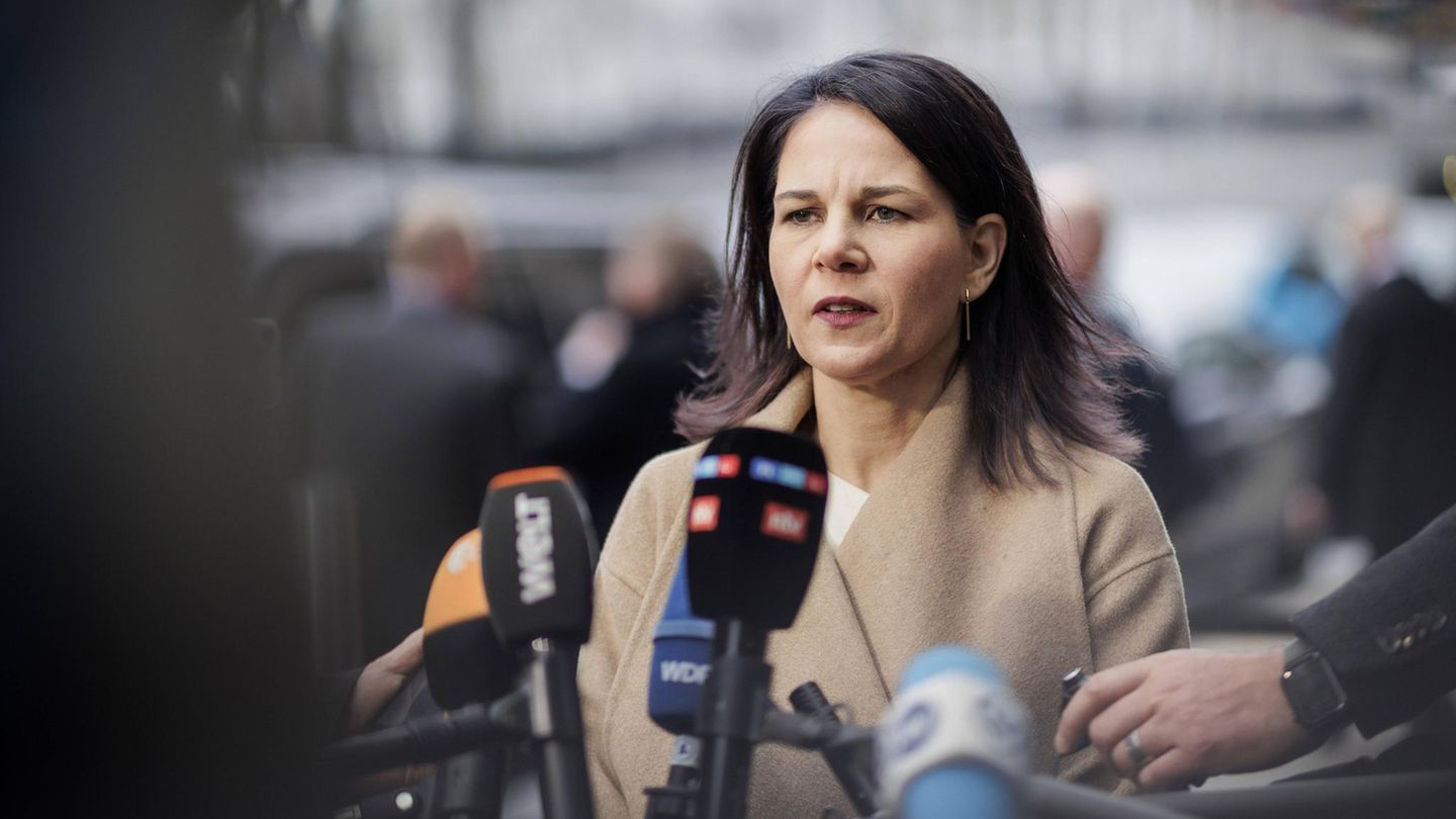 Annalena Baerbock tijdens een persconferentie in New York City.