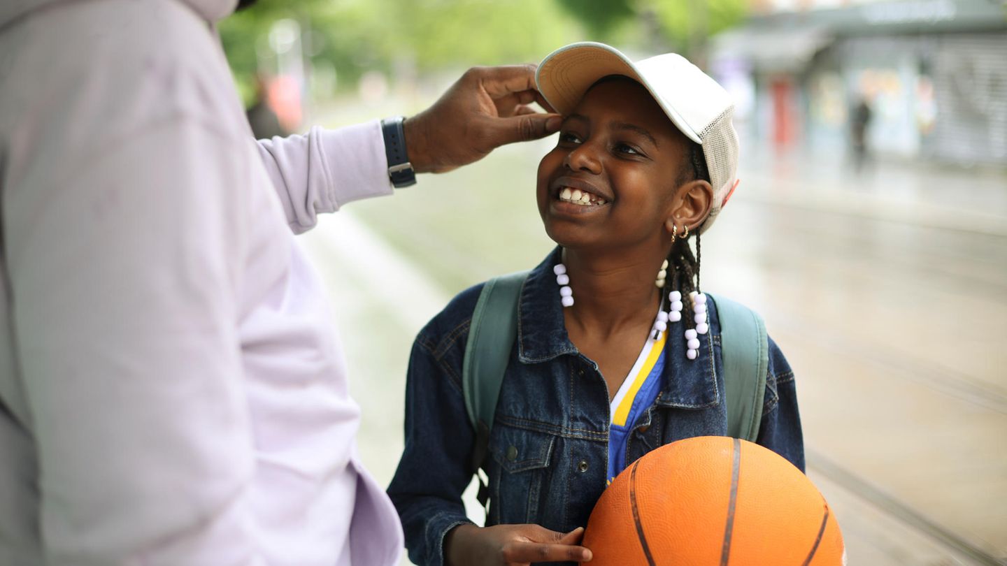 Kind mit Basketball freut sich
