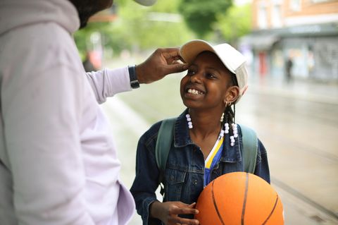 Kind mit Basketball freut sich