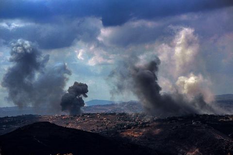 Rauch nach israelischen Luftschlägen auf Hisbollah-Stellungen im südlibanesischen Dorf Taybeh