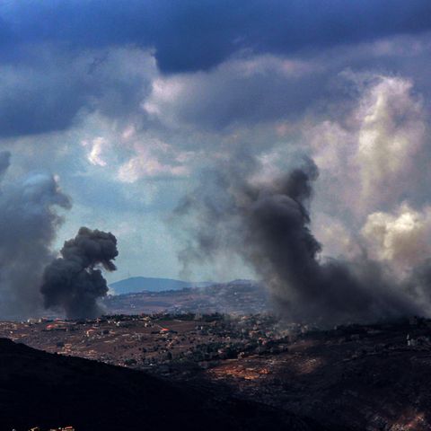 Rauch nach israelischen Luftschlägen auf Hisbollah-Stellungen im südlibanesischen Dorf Taybeh