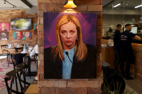 Gemälde der Politikerin Meloni hängen in einem albanischen Restaurant