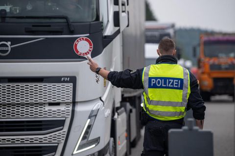 Ein Polizist bei Grenzkontrollen
