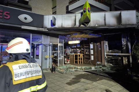 Sehen Sie im Video: Nach Explosion in Köln – Bilder von zerstörtem Café im Erdgeschoss. Videoquelle: n-tv.de