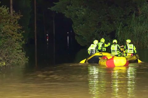 In Italien werden eine Rentnerin und ihr fünf Monate altes Enkelkind vermisst. Bei dem Versuch, sich in ein Auto zu retten, wurden sie von einem Wildbach weggetrieben.