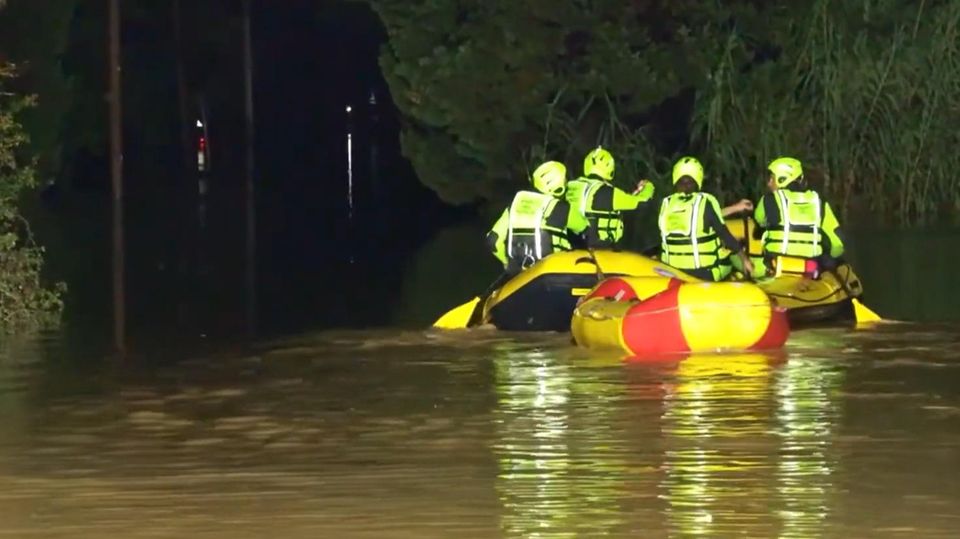 In Italien werden eine Rentnerin und ihr fünf Monate altes Enkelkind vermisst. Bei dem Versuch, sich in ein Auto zu retten, wurden sie von einem Wildbach weggetrieben.