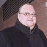 Kim Dotcom trägt eine Brille und hat einen sehr weißen Teint