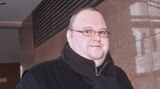 Kim Dotcom trägt eine Brille und hat einen sehr weißen Teint