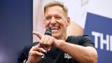 Ralf Moeller spricht in ein Mikrofon und zeigt mit dem Zeigefinger in die Menge
