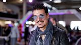 Chris Töpperwien grinst in die Kamera. Er trägt eine Sonnenbrille