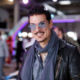 Chris Töpperwien grinst in die Kamera. Er trägt eine Sonnenbrille