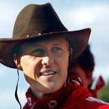 Michael Schumacher mit einem Hut auf dem Kopf