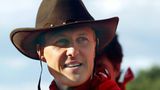 Michael Schumacher mit einem Hut auf dem Kopf