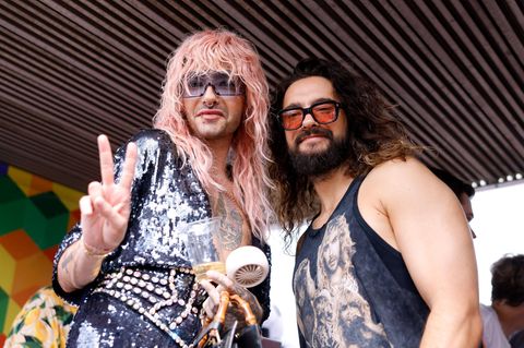 Bill und Tom Kaulitz gucken von oben in eine Kamera