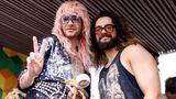 Bill und Tom Kaulitz gucken von oben in eine Kamera