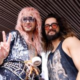 Bill und Tom Kaulitz gucken von oben in eine Kamera