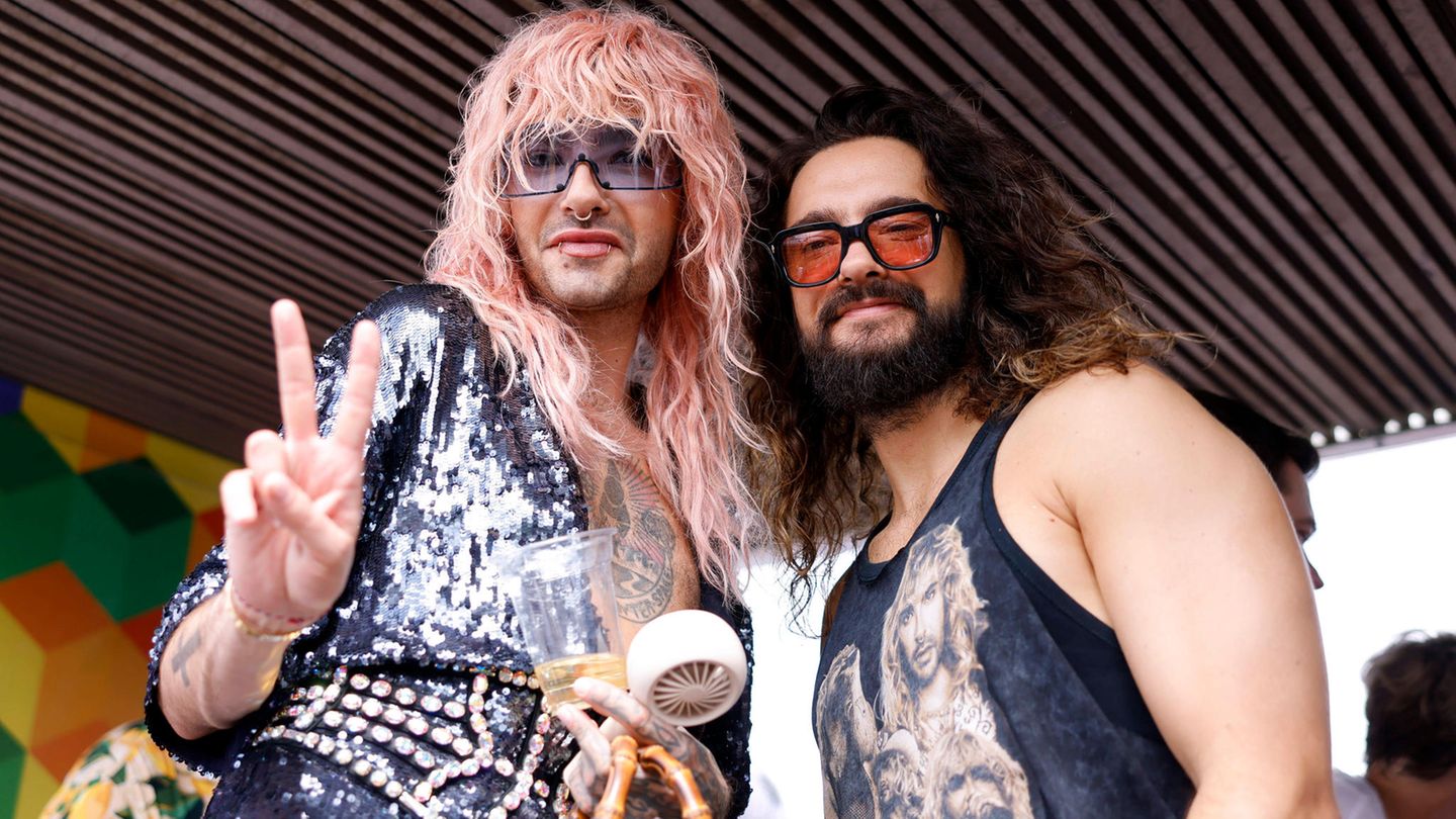 Bill und Tom Kaulitz gucken von oben in eine Kamera Bill und Tom Kaulitz gucken von oben in eine Kamera