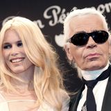 Karl Lagerfeld und Claudia Schiffer posieren bei einer Veranstaltung gemeinsam