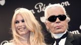 Karl Lagerfeld und Claudia Schiffer posieren bei einer Veranstaltung gemeinsam