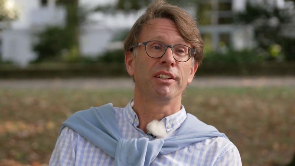 Dr. Kai Störring entwickelte einen Medikamentenmix, der sein Post-Covid-Leiden lindert. Nun bietet er spezielle Sprechstunden für Betroffene an. Kollegen warnen dennoch vor zu großem Optimismus.