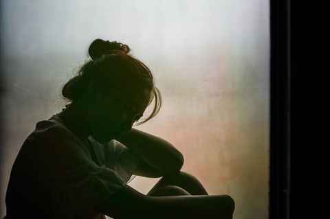 Fehlgeburt: Eine Frau trauert