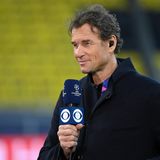 Jens Lehmann mit einem Fernseh-Mikrofon