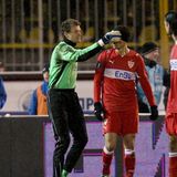 Jens Lehmann entwendet das Stirnband von Khalid Boulahrouz