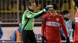 Jens Lehmann entwendet das Stirnband von Khalid Boulahrouz