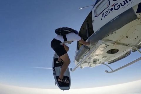Der Extremsportler Sebastián Álvarez kombiniert zwei Sportarten: Fallschirmspringen und Wellenreiten. Mit dem "Fallschirmsurfen" soll für den Surfwettbewerb in Abu Dhabi geworben werden.