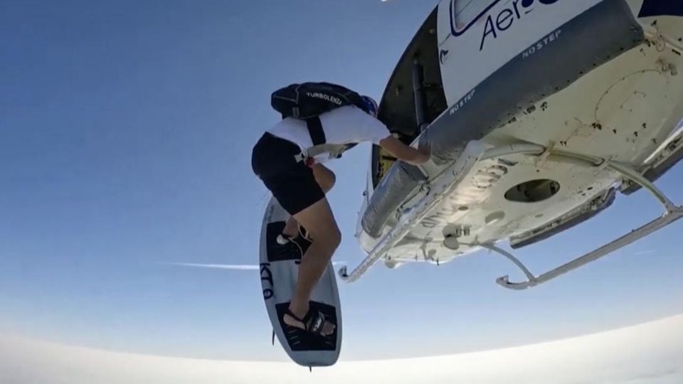 Der Extremsportler Sebastián Álvarez kombiniert zwei Sportarten: Fallschirmspringen und Wellenreiten. Mit dem "Fallschirmsurfen" soll für den Surfwettbewerb in Abu Dhabi geworben werden.