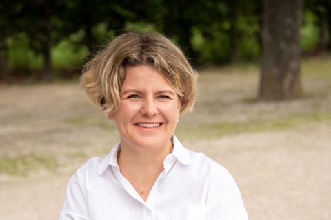 Winterblues und saisonale Depression: Alexandra Maygnan aus Erlangen sitzt auf einer Parkbank