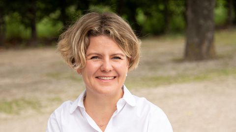 Winterblues und saisonale Depression: Alexandra Maygnan aus Erlangen sitzt auf einer Parkbank