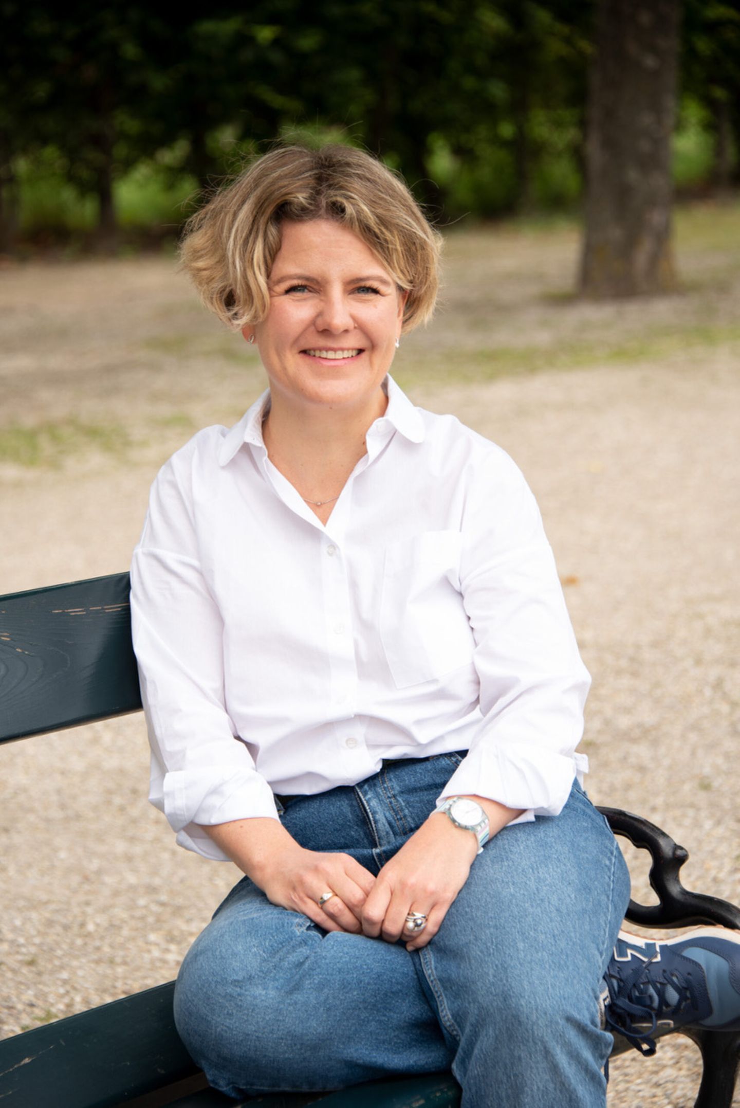 Winterblues und saisonale Depression: Alexandra Maygnan aus Erlangen sitzt auf einer Parkbank