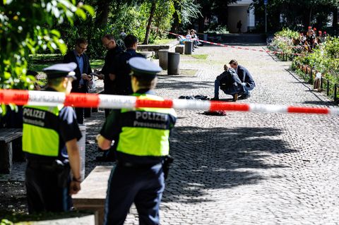Die Polizei sichert nach dem Tötungsdelikt im Alten Botanischen Garten München Spuren
