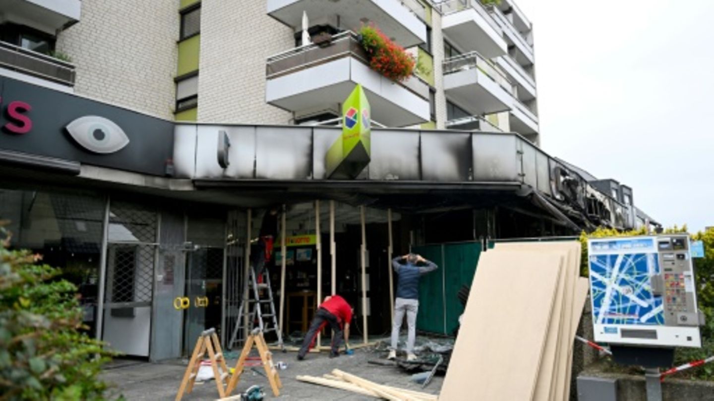 Das ausgebrannte Café im Stadtteil Köln-Pesch