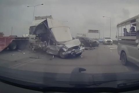 In Thailand krachte ein Lastwagen ungebremst in ein Stauende hinein. Dabei rammte der LKW mehrere Autos schwer. Insgesamt 17 Personen wurden bei der Massenkarambolage verletzt.