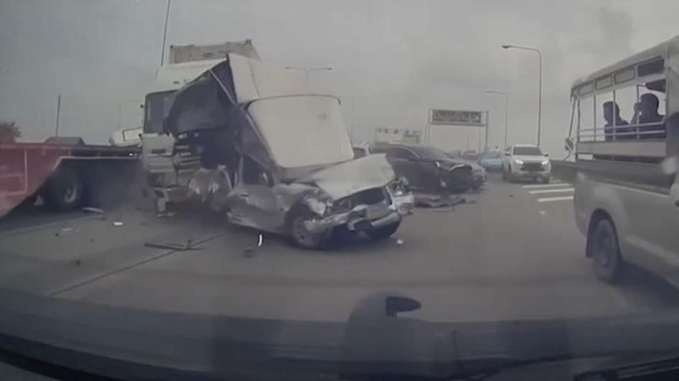 Massenkarambolage in Thailand: LKW rast ungebremst in ein Stauende In Thailand krachte ein Lastwagen ungebremst in ein Stauende hinein. Dabei rammte der LKW mehrere Autos schwer. Insgesamt 17 Personen wurden bei der Massenkarambolage verletzt.
