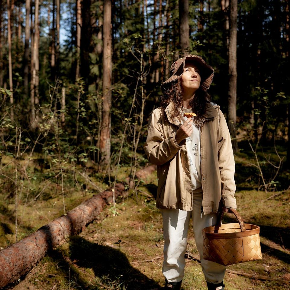 Portrait von Asta Petrus beim Pilzesammeln im Wald bei Vilnius